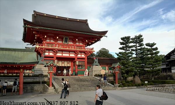 Thông tin thăm viếng Đền thờ Fushimi Inari Taisha, bao gồm giờ thăm viếng vào ban đêm, cách đi đến đền thờ và các lộ trình tham quan đi qua hàng ngàn